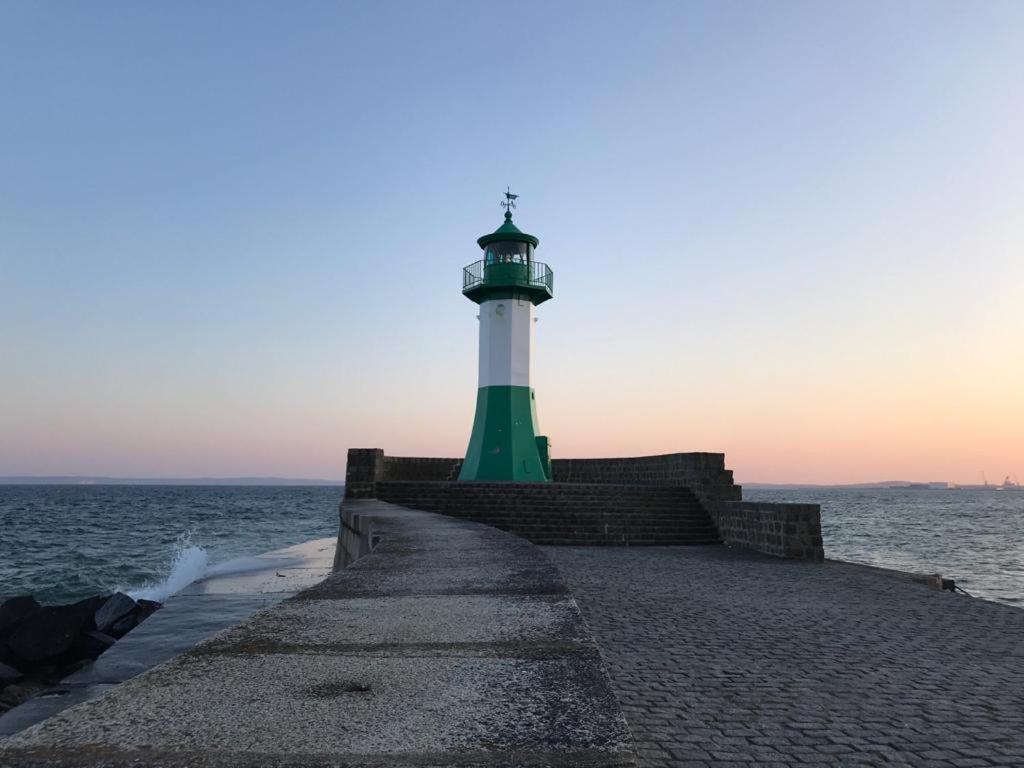 Sonnige Souterrain-Ferienwohnung Sassnitz Esterno foto